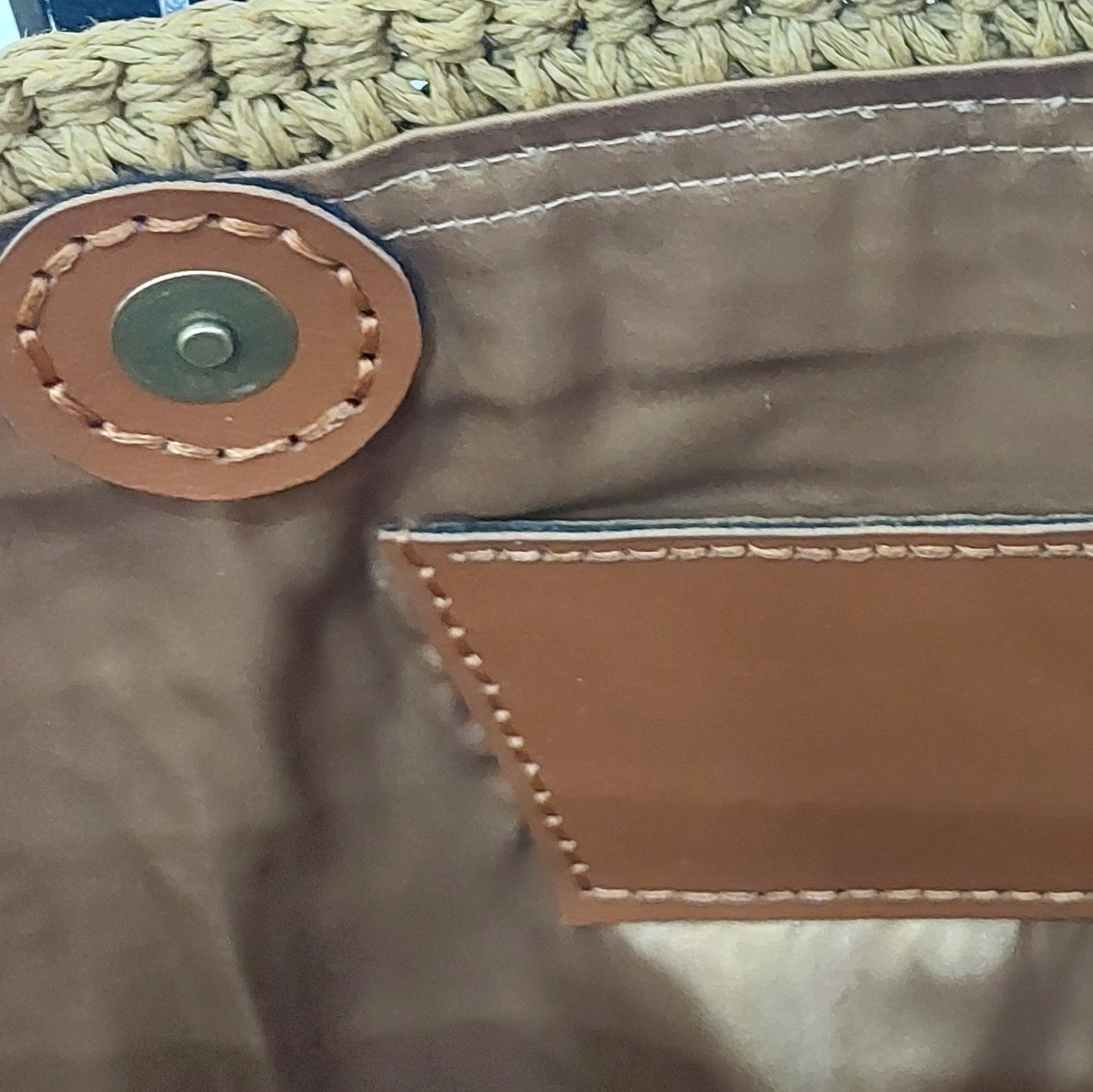 آستر پارچه ای و جیب چرمی و مگنت