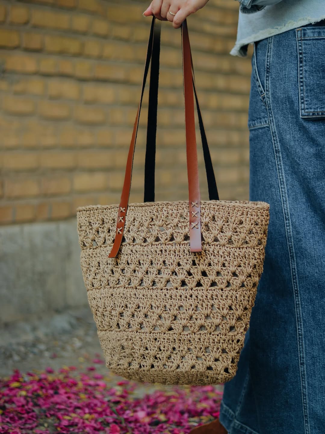 کیف دست‌باف رافیا طبیعی با بند چرمی